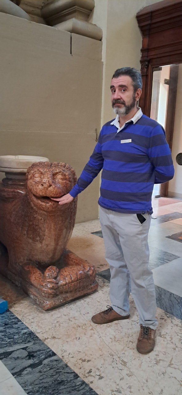 The Poltro, unimpressed, with one hand casually inside the mouth of a marble lion
